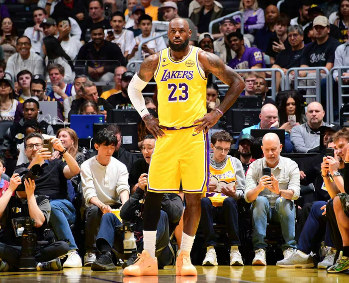 世界杯官方app下载入口-里夫斯绝平+东契奇加时准绝杀！41岁詹皇甘愿当绿叶 倒地飞扑令人泪目|詹姆斯|勒布朗·詹姆斯|掘金|湖人|奥斯汀·里夫斯_新浪体育_新浪新闻